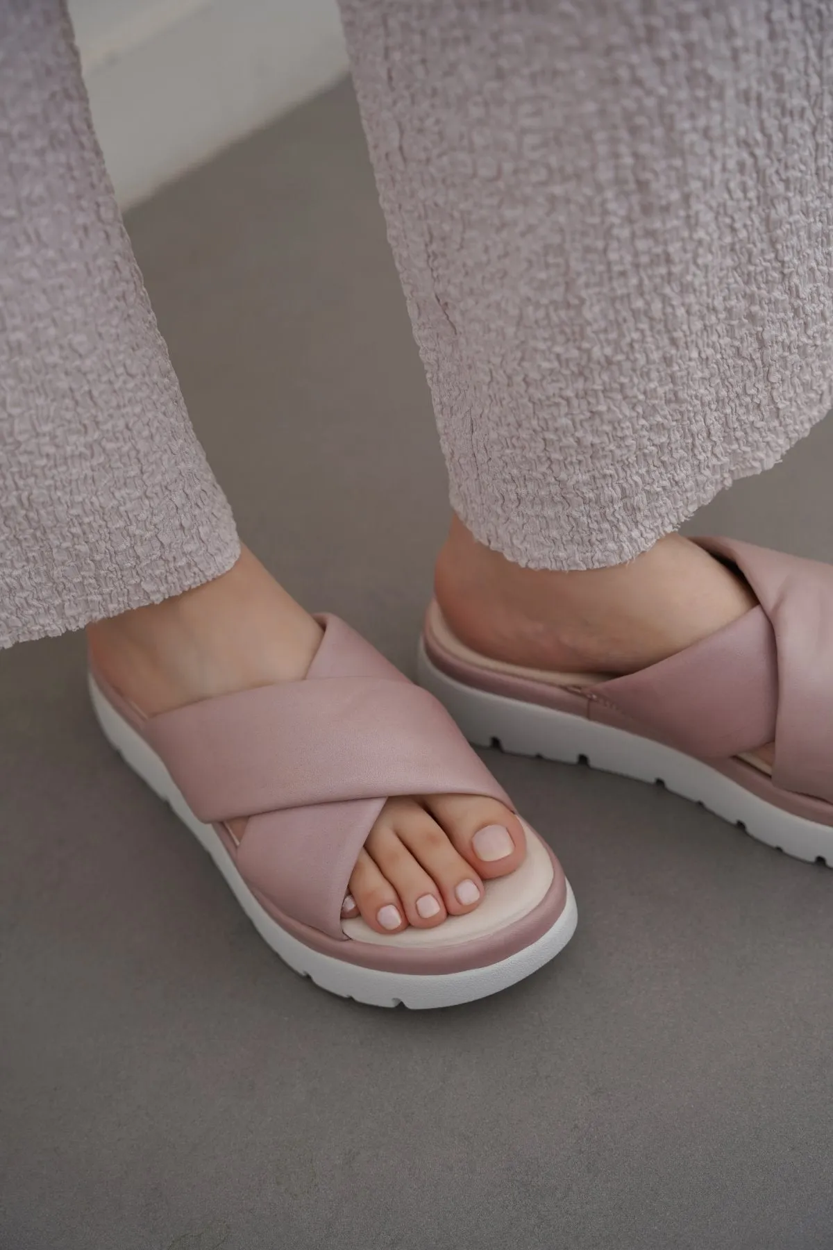 LEATHER MAMA CROSS SLIDES