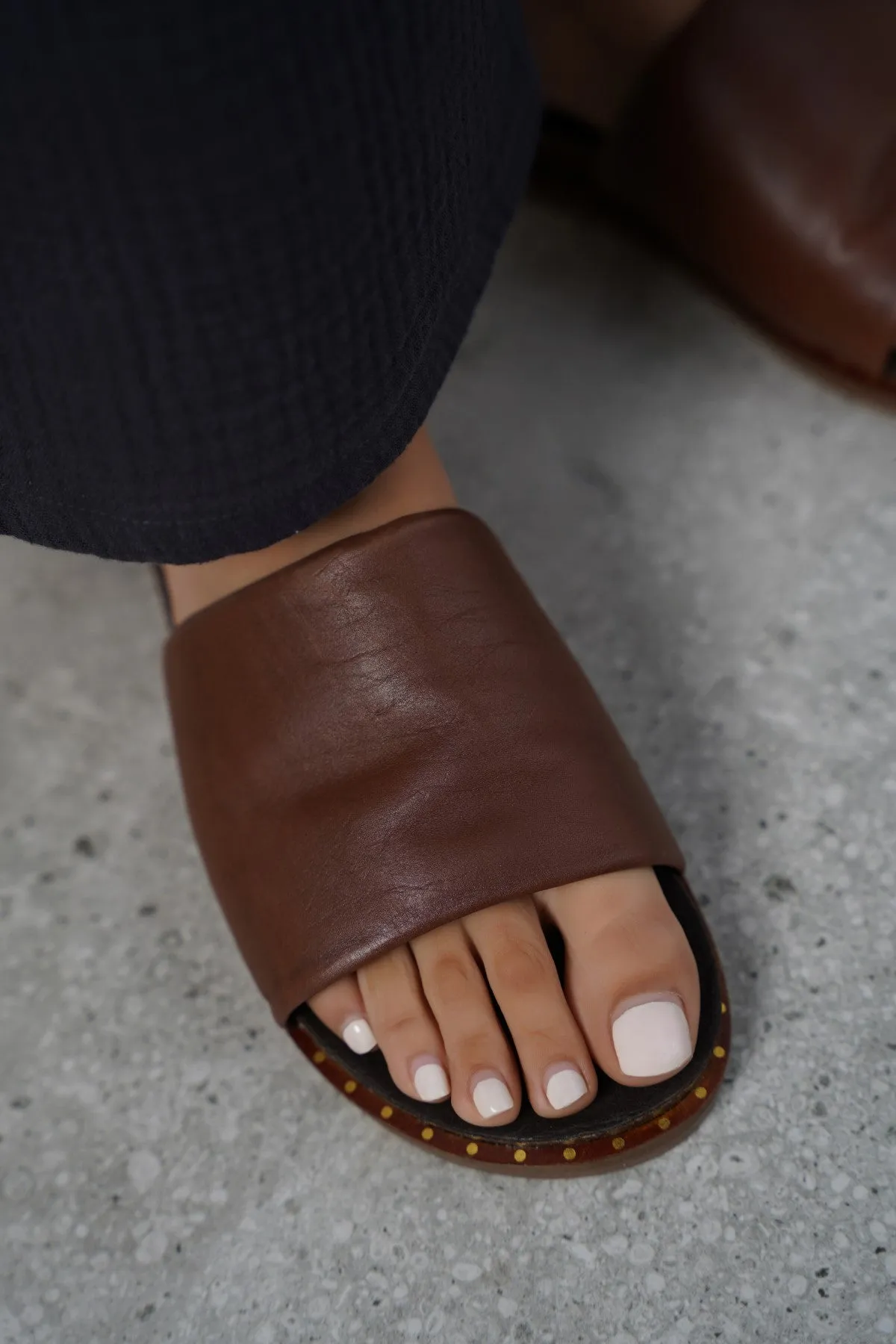 LEATHER SLIDES