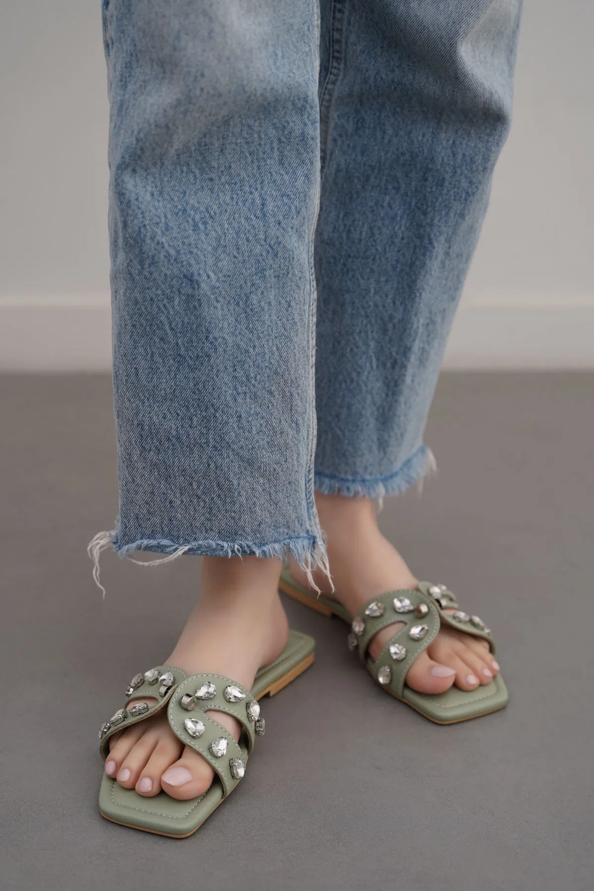 STUDDED CRYSTAL SLIDES